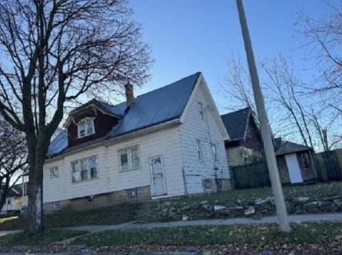 3881 26th St, Milwaukee, WI 53206-1404