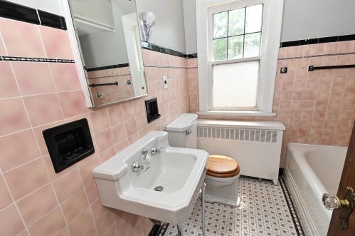 5040 Shoreland Ave, Milwaukee WI  53217-5539 exterior