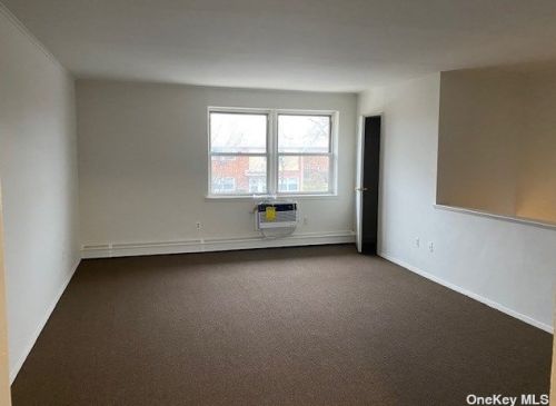 100 Mayfield Ln, Valley Stream NY  11580-1629 exterior