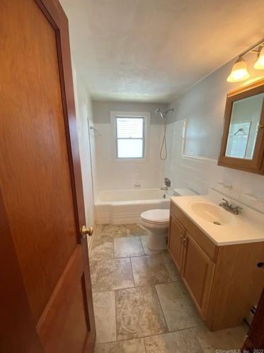 99 Windsor St, Enfield CT 06082-2850 exterior