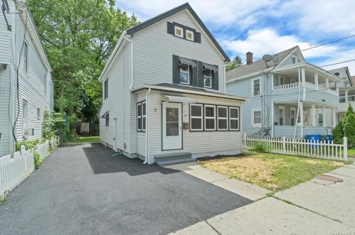 24 Smith St, Middletown, NY 10940-3711