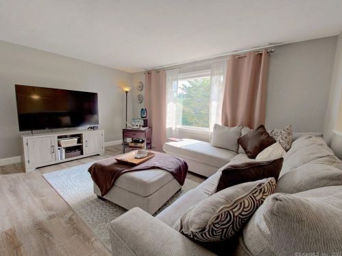 39 Tra Mart Dr, Uncasville CT  06382-1115 exterior