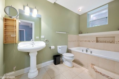 1342 Roscoe St, Chicago IL 60618-5132 exterior