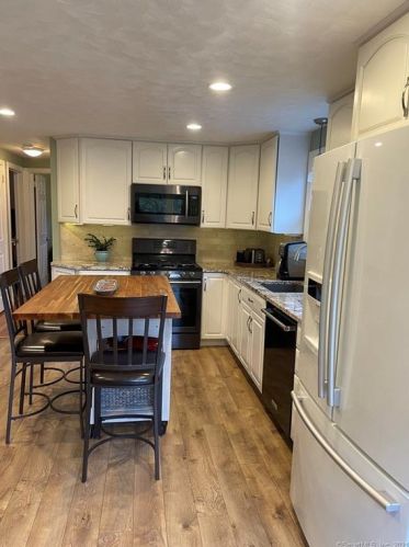 42 Oxford Dr, Enfield, CT 06082-2516