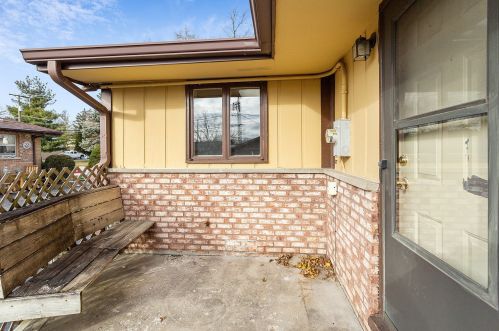 6827 Crandall Ave, Worth, IL 60482-1428