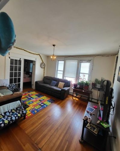 77 Clarence St, Providence RI 02909-3504 exterior