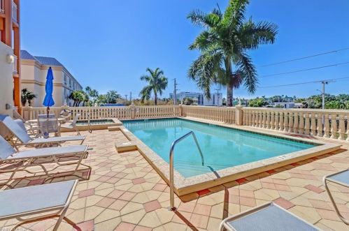 401 Bayfront Pl, Naples FL  34102-6455 exterior