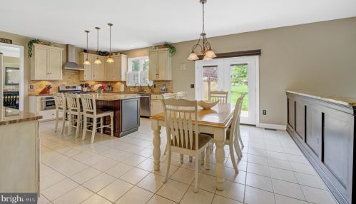 5 Cobblestone Ct, Columbus NJ 08022-1969 exterior