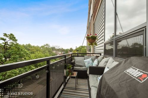 1800 Grace St, Chicago IL  60613-2724 exterior