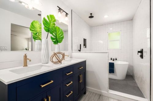 8902 Balcones Clb Dr, Austin TX 78750-3008 exterior