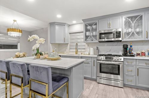 6126 Cambourne Rd, Dearborn Heights MI 48127-3916 exterior