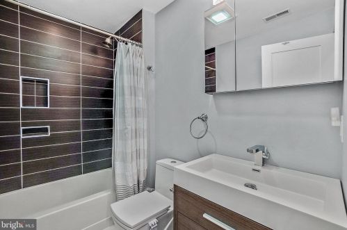 2011 Brown St, Philadelphia PA 19123-2256 exterior