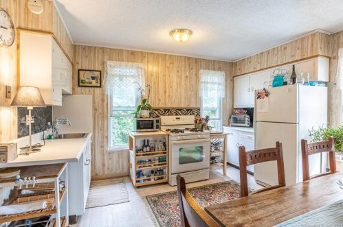 31 Atwater Ave, Derby CT 06418-1409 exterior