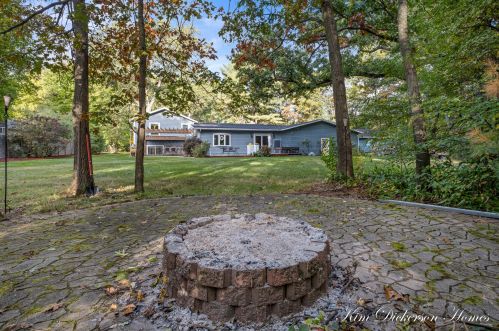 1404 Wolf Lake Rd, Meskegon MI 49442-1948 exterior