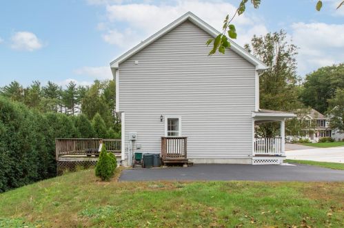 4 Devinne Dr, Concord NH 03301-5900 exterior