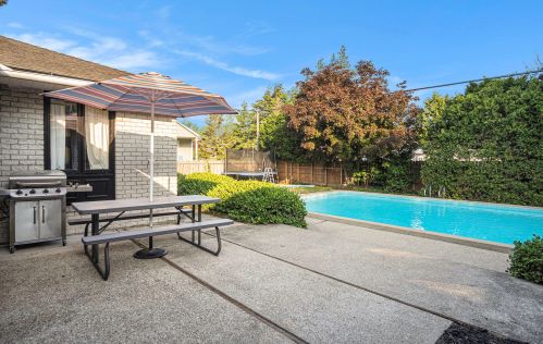 652 Ruddiman Dr, Meskegon MI 49445-2867 exterior