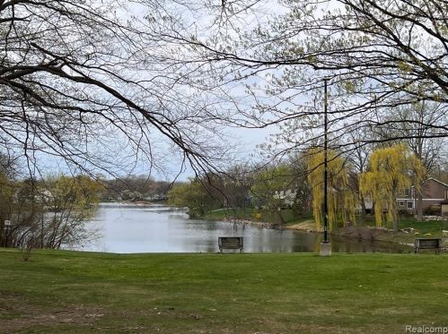 39623 Vlg Wood Ln, Novi MI 48375-4554 exterior