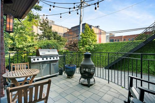 819 Castlewood Ter, Chicago IL  60640-4216 exterior