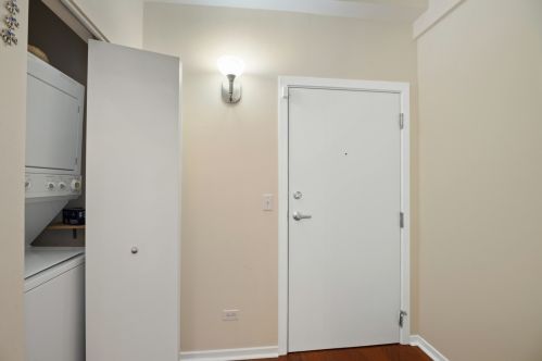 3944 Claremont Ave, Chicago, IL 60618-3843