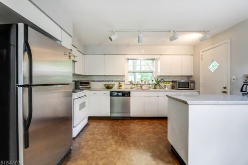 14 Lewis Dr, Maplewood NJ 07040-1005 exterior