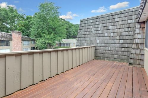 102 Ledgebrook Dr, Norwalk CT 06854-1015 exterior