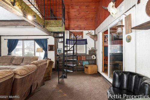 10049 Cressey Rd, Plainwell MI 49080-9044 exterior