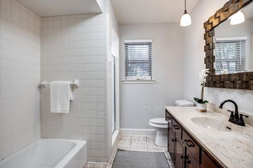 1049 Frst Grv Dr, Dallas TX 75218-2333 exterior