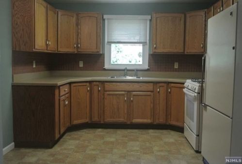 33 Hillside Ave, Oakland NJ  07436-1907 exterior