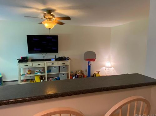 22 Bridle Path Ln, Manchester CT 06042-8303 exterior