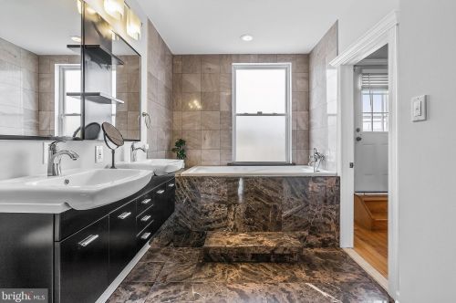 1019 19 St, Philadelphia PA 19146-2938 exterior