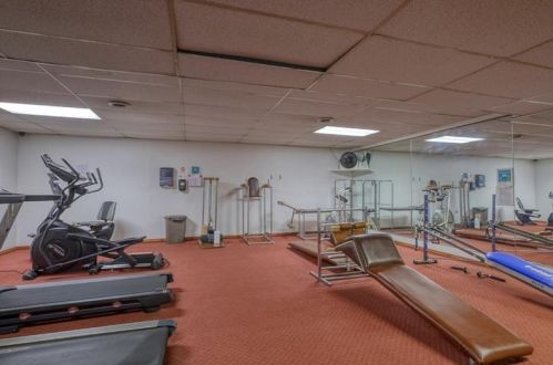 2160 Greentree Rd, Pittsburgh PA  15220-1407 exterior