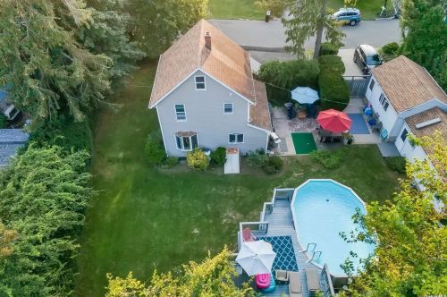 12 Cedarwood Dr, Huntington Station NY 11746-1305 exterior