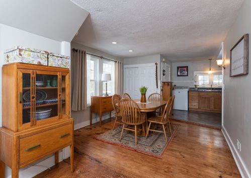 41 Bay Rd, Newmarket NH 03857-1711 exterior