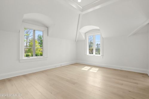 32 Meadowcroft Ln, Greenwich CT 06830-3823 exterior