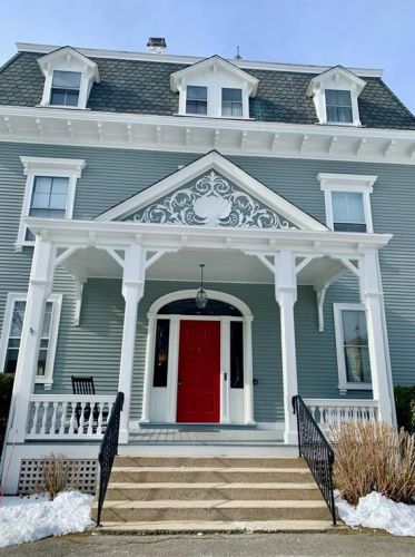 1 Red Cross Ave, Middletown RI 02840-3369 exterior