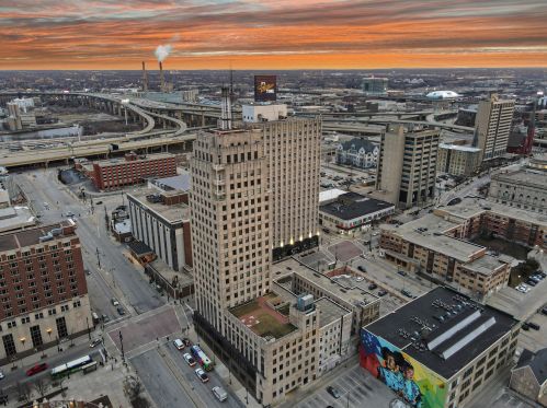 606 Wisconsin Ave, Milwaukee WI 53202-4600 exterior