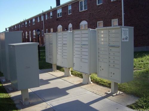 201 Regan Rd, Vernon CT 06066-2868 exterior