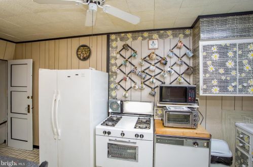 7160 Erdrick St, Philadelphia PA 19135-1012 exterior