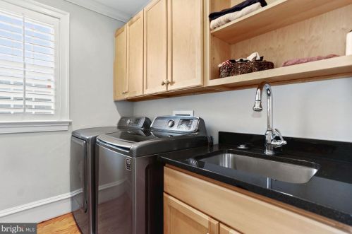 25 Masonic Vw Ave, Alexandria VA 22301-2203 exterior