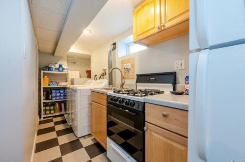 3327 Campbell Dr, Bronx NY 10465-1358 exterior