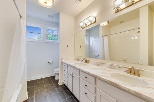 6082 Sauganash Ave, Chicago IL 60646 exterior