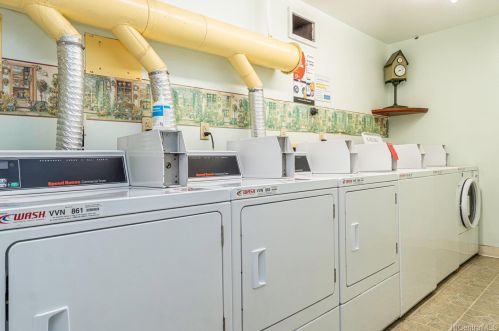 3741 Kanaina Ave, Honolulu HI 96815-4454 exterior