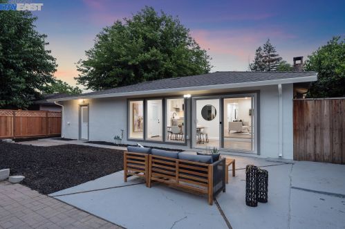 1143 Carey Dr, Concord CA 94520-4337 exterior