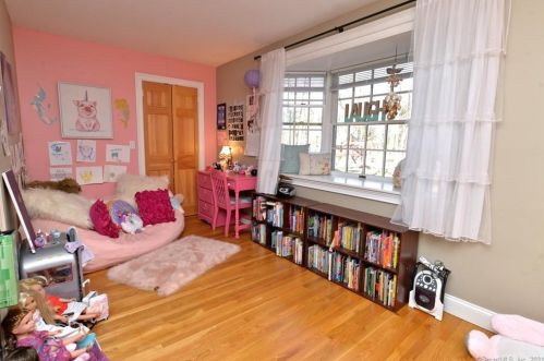 668 Ridgebury Rd, Ridgefield CT 06877-1117 exterior