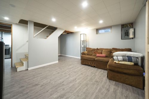 15 Westmont Dr, Grand Rapids MI 49504-6031 exterior