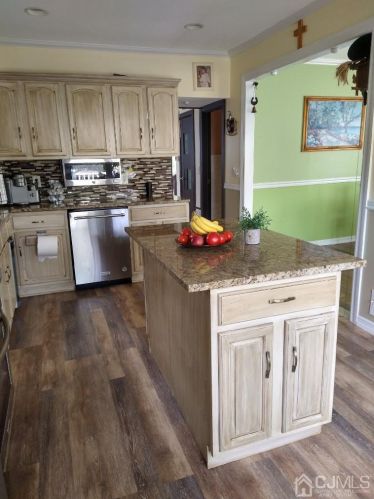 115 Cooper Ave, Iselin, NJ 08830-2003