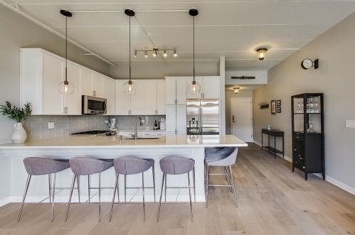 1155 Madison St, Chicago, IL 60607-2062