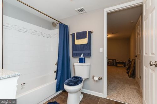 33 Vly Vw Dr, Hanover PA 17331-8307 exterior