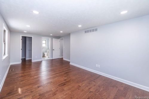 425 Rosemary St, Dearborn Heights MI  48127-3681 exterior