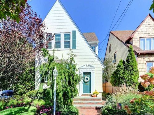 127 Locust St, Valley Stream, NY 11581-2129